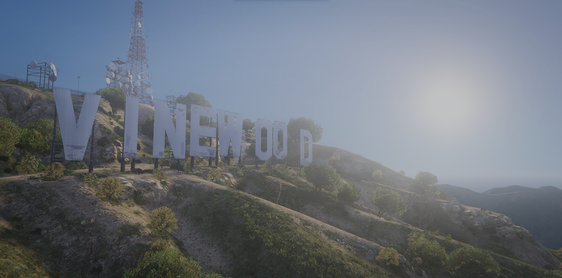 Vinewood-kyltti aurinkoisella kukkulalla